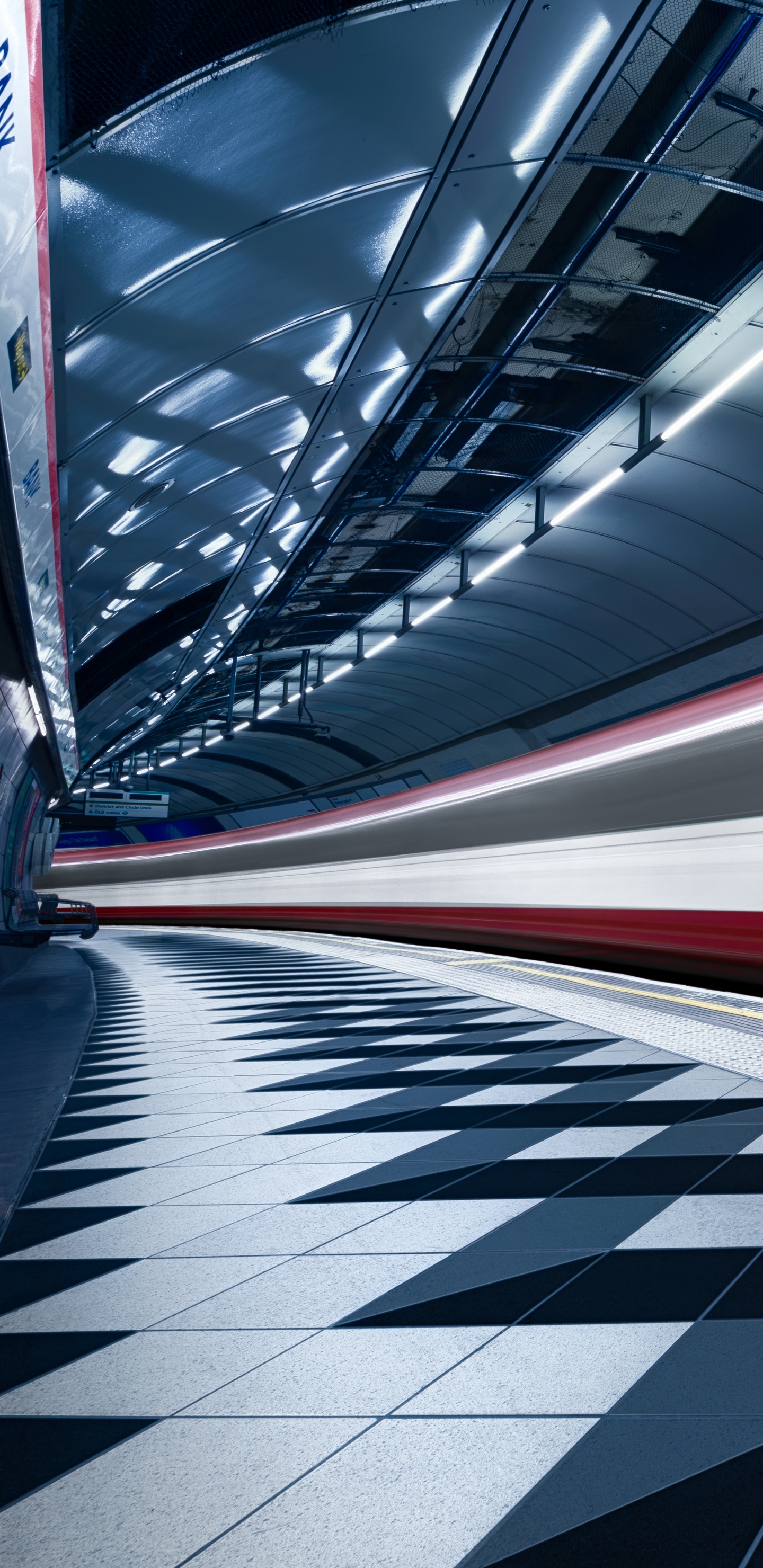 Train Rouge et Blanc Dans un Tunnel. Wallpaper in 1440x2960 Resolution