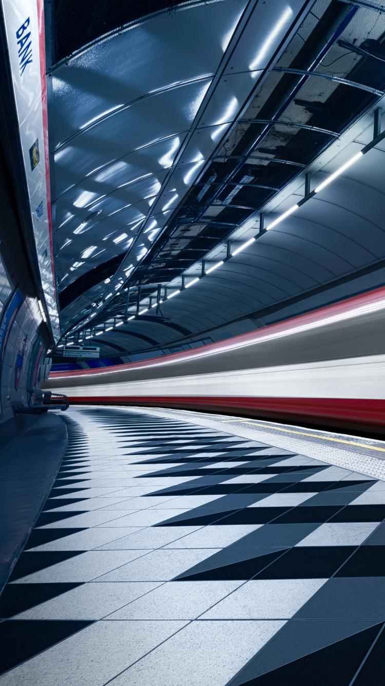 Rot-weißer Zug in Einem Tunnel. Wallpaper in 750x1334 Resolution