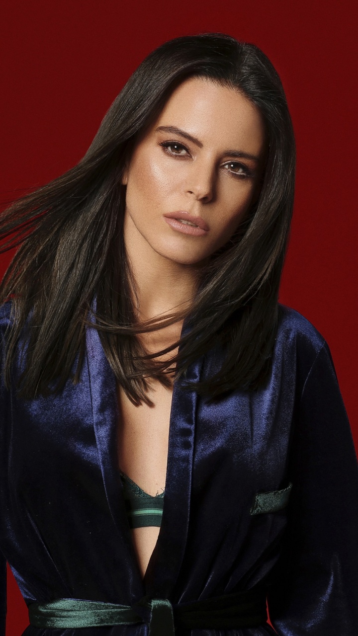 Rojo, Belleza, el Pelo Largo, Mejilla, Modelo. Wallpaper in 720x1280 Resolution