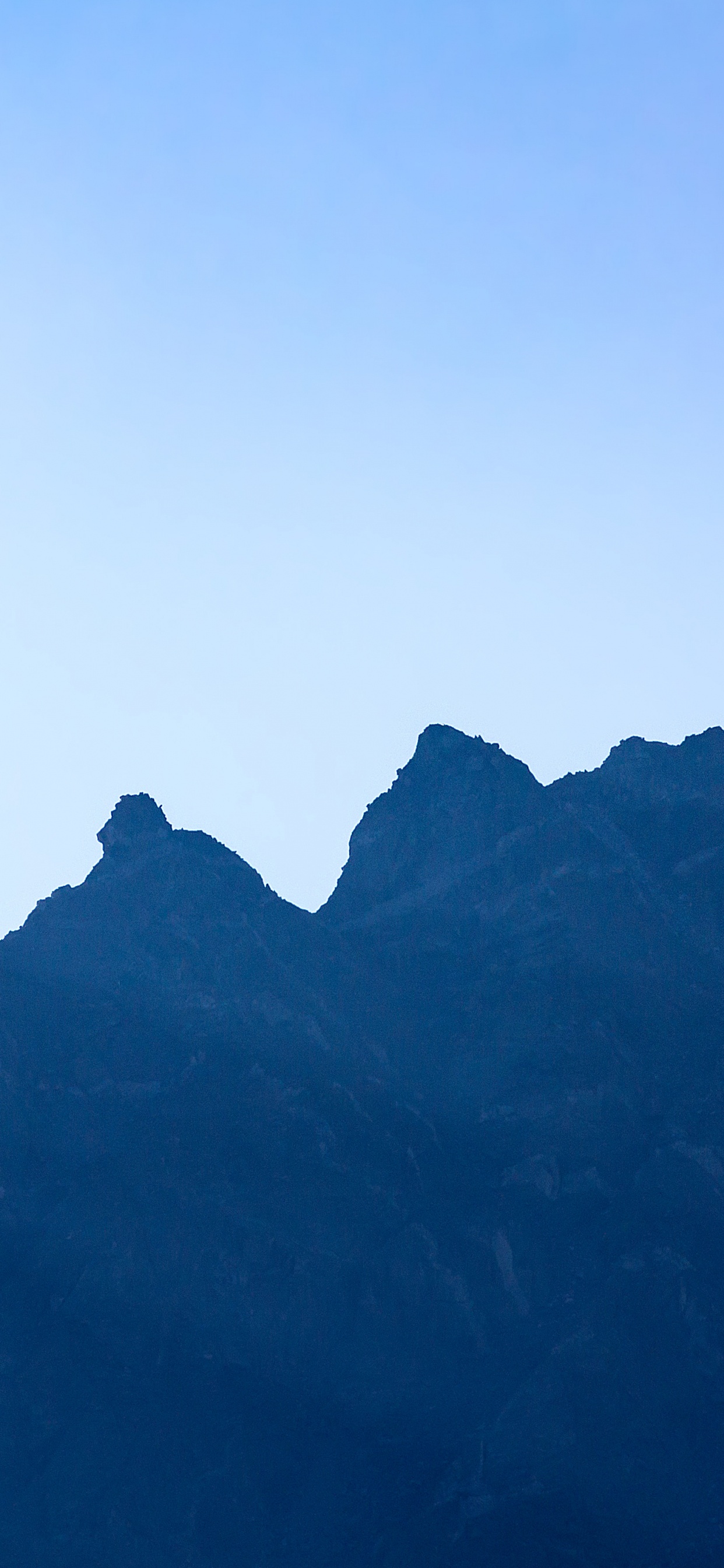 Tagsüber Schwarze Berge Unter Blauem Himmel. Wallpaper in 1242x2688 Resolution