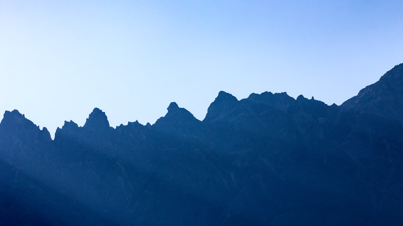 Tagsüber Schwarze Berge Unter Blauem Himmel. Wallpaper in 1280x720 Resolution