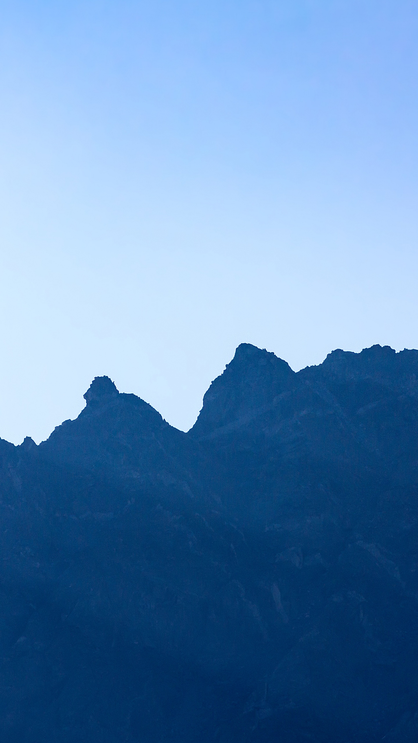 Tagsüber Schwarze Berge Unter Blauem Himmel. Wallpaper in 1440x2560 Resolution