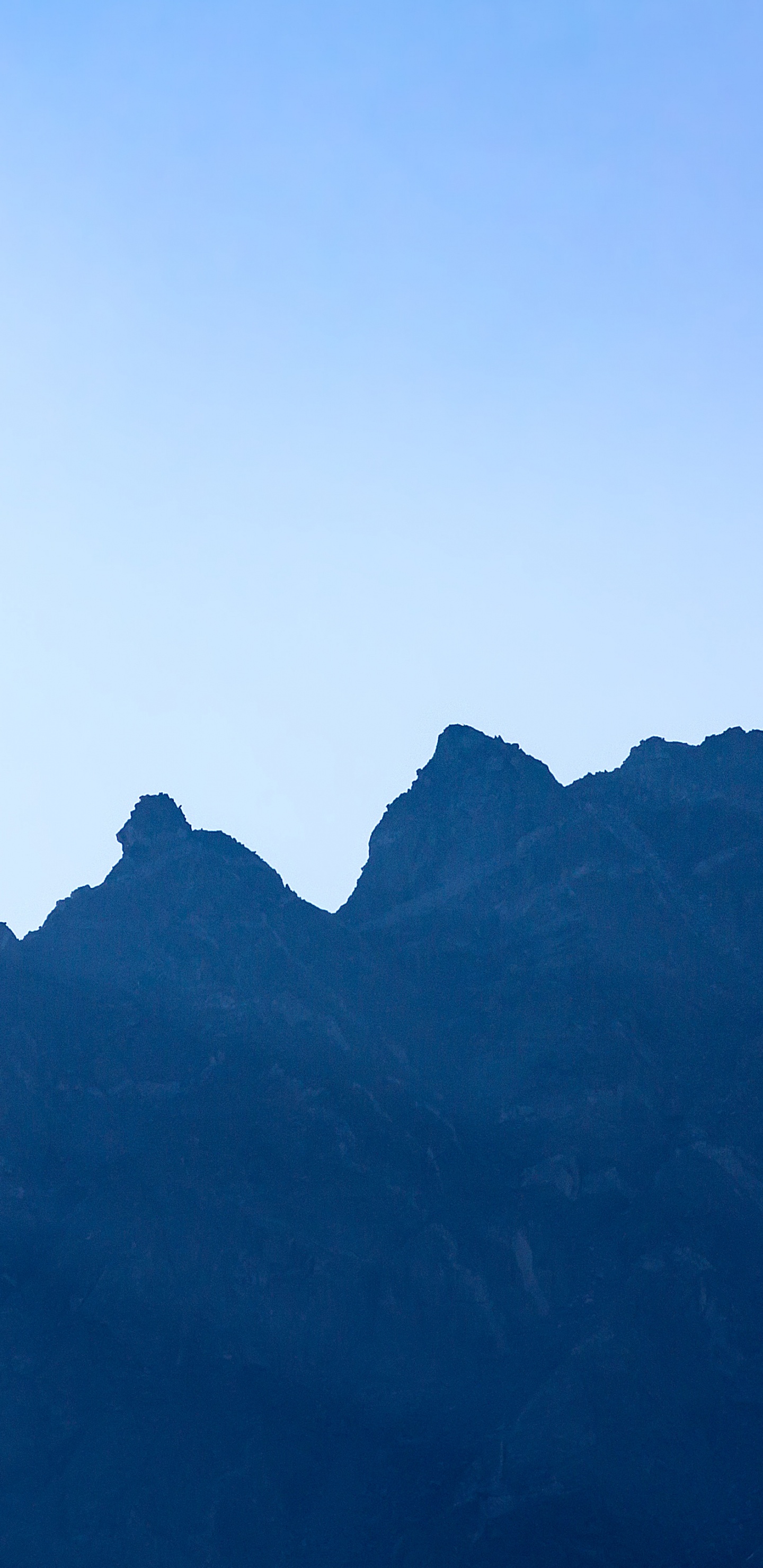 Tagsüber Schwarze Berge Unter Blauem Himmel. Wallpaper in 1440x2960 Resolution