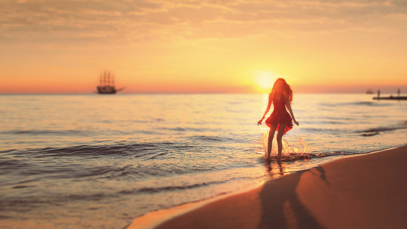 Frau im Roten Kleid, Die Bei Sonnenuntergang am Strand Spazieren Geht. Wallpaper in 1366x768 Resolution