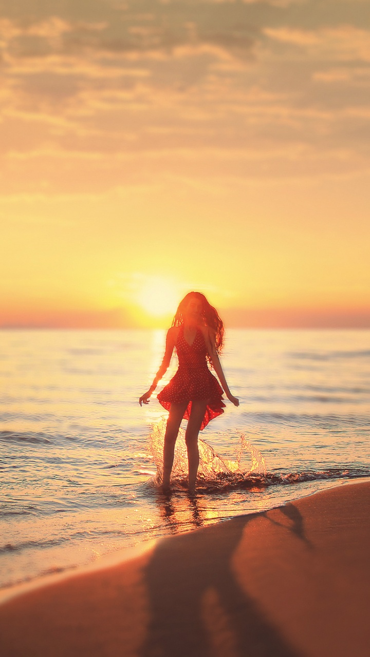 Frau im Roten Kleid, Die Bei Sonnenuntergang am Strand Spazieren Geht. Wallpaper in 720x1280 Resolution