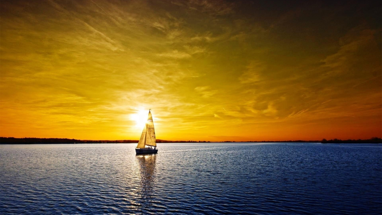 Segelboot Auf Dem Meer Bei Sonnenuntergang. Wallpaper in 1280x720 Resolution