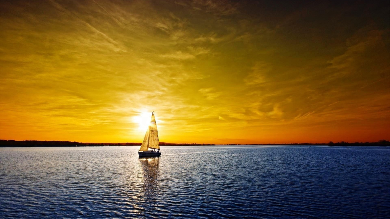 Segelboot Auf Dem Meer Bei Sonnenuntergang. Wallpaper in 1366x768 Resolution