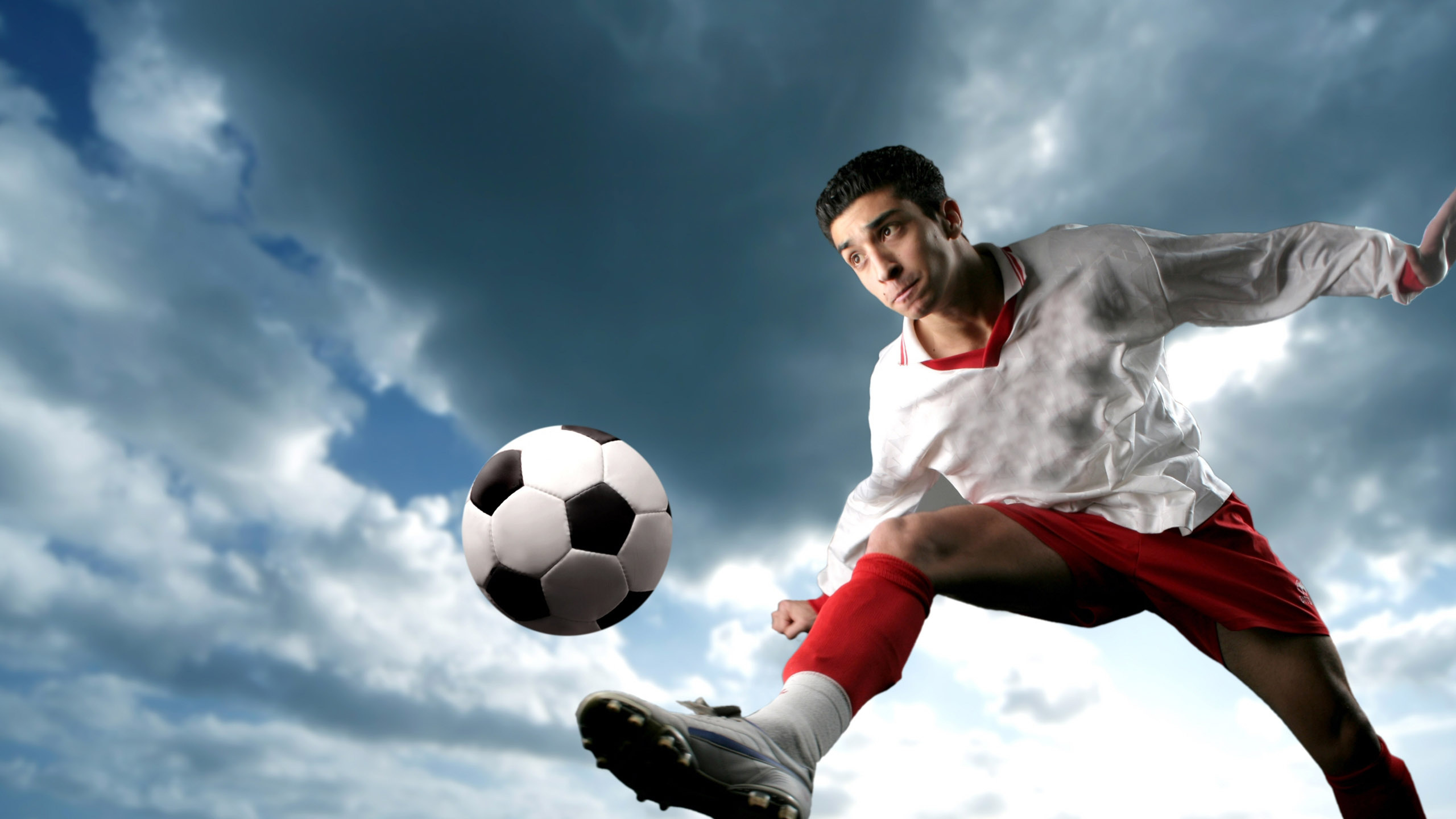 Hombre Con Camisa Blanca y Pantalones Cortos Rojos Jugando al Fútbol. Wallpaper in 2560x1440 Resolution