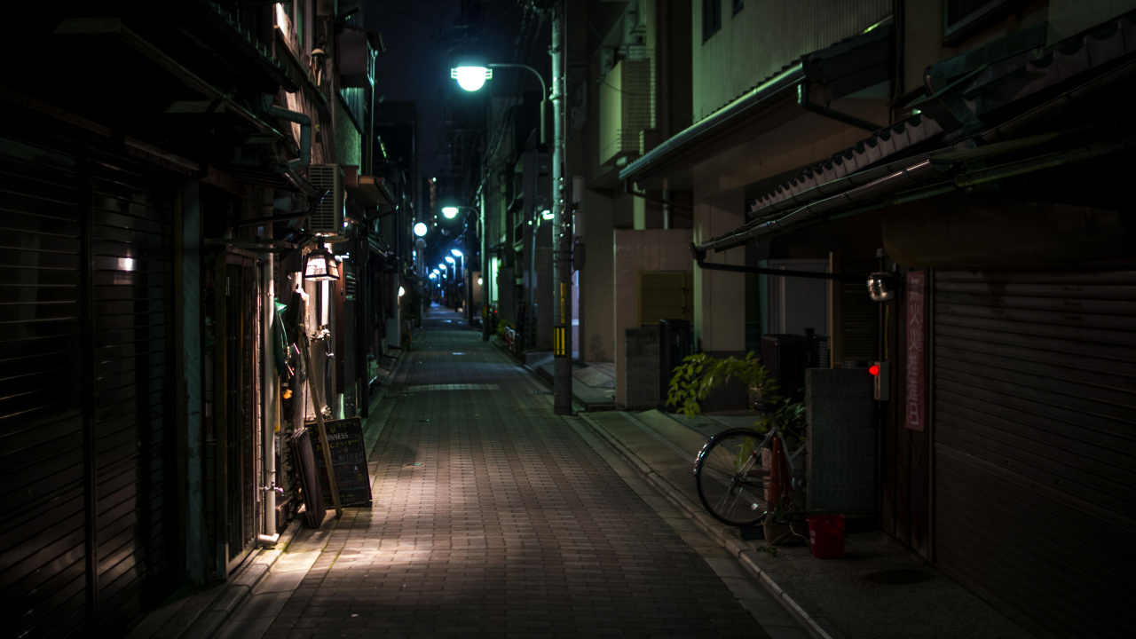 Rue Vide Avec Lampadaires Allumés Pendant la Nuit. Wallpaper in 1280x720 Resolution