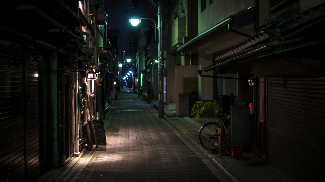 Rue Vide Avec Lampadaires Allumés Pendant la Nuit. Wallpaper in 1366x768 Resolution