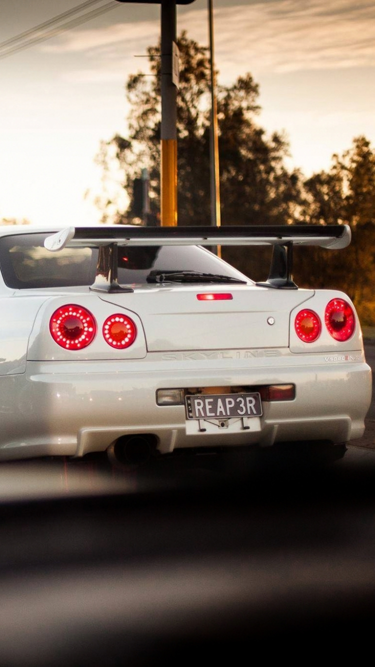 Porsche 911 Blanche Sur Route Pendant la Journée. Wallpaper in 750x1334 Resolution