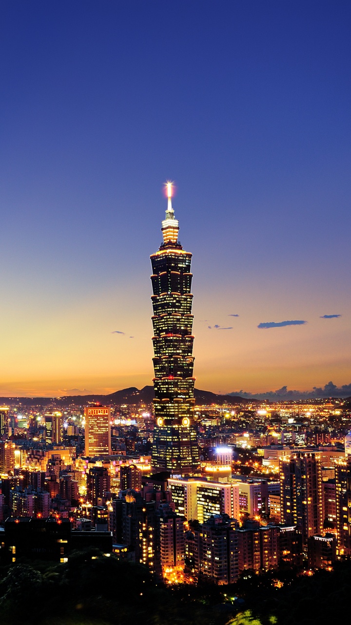 Stadt Mit Hochhäusern Während Der Nacht. Wallpaper in 720x1280 Resolution