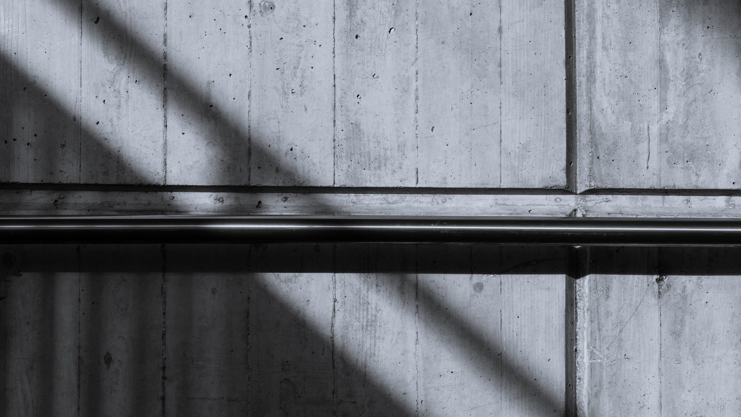 Black Metal Bar on White Wooden Wall. Wallpaper in 2560x1440 Resolution