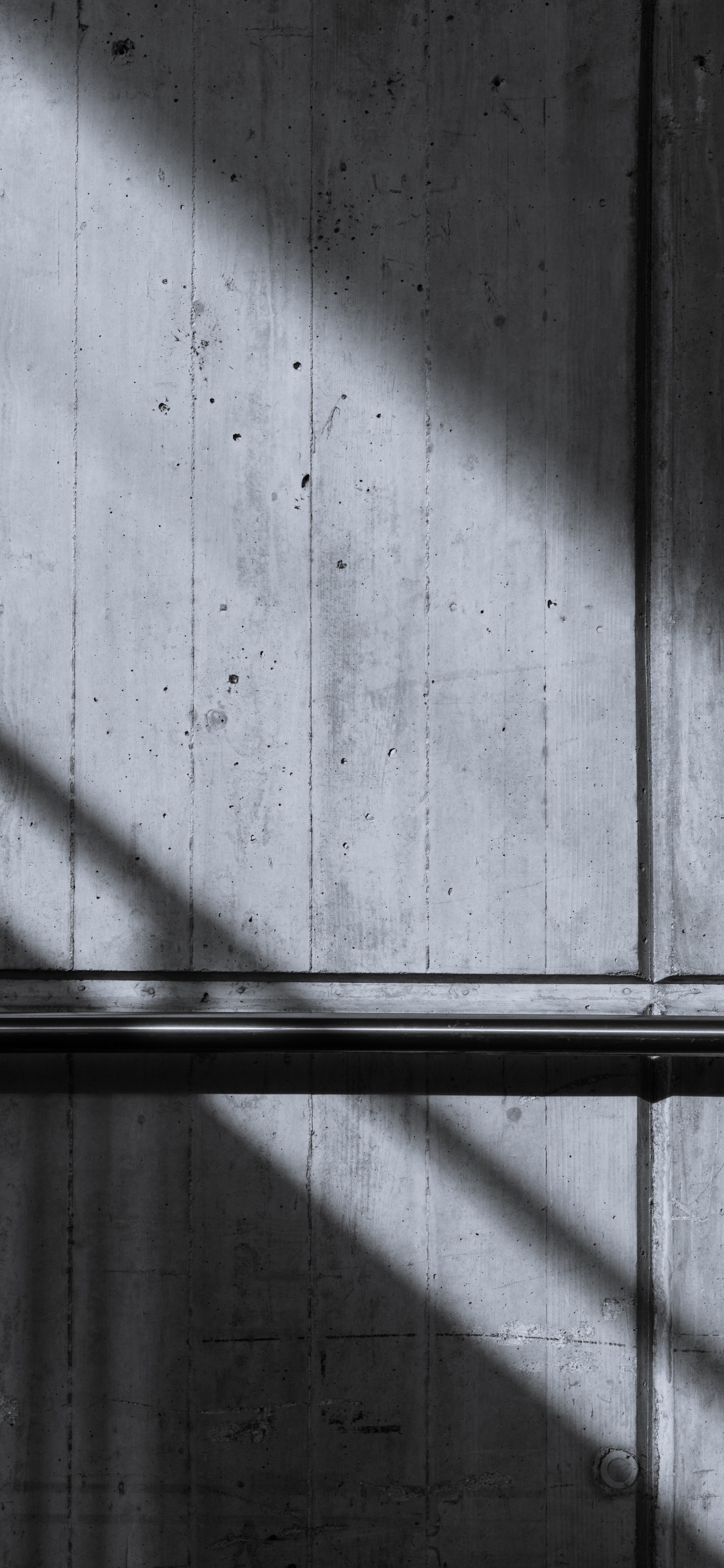 Barra de Metal Negro en la Pared de Madera Blanca. Wallpaper in 1125x2436 Resolution