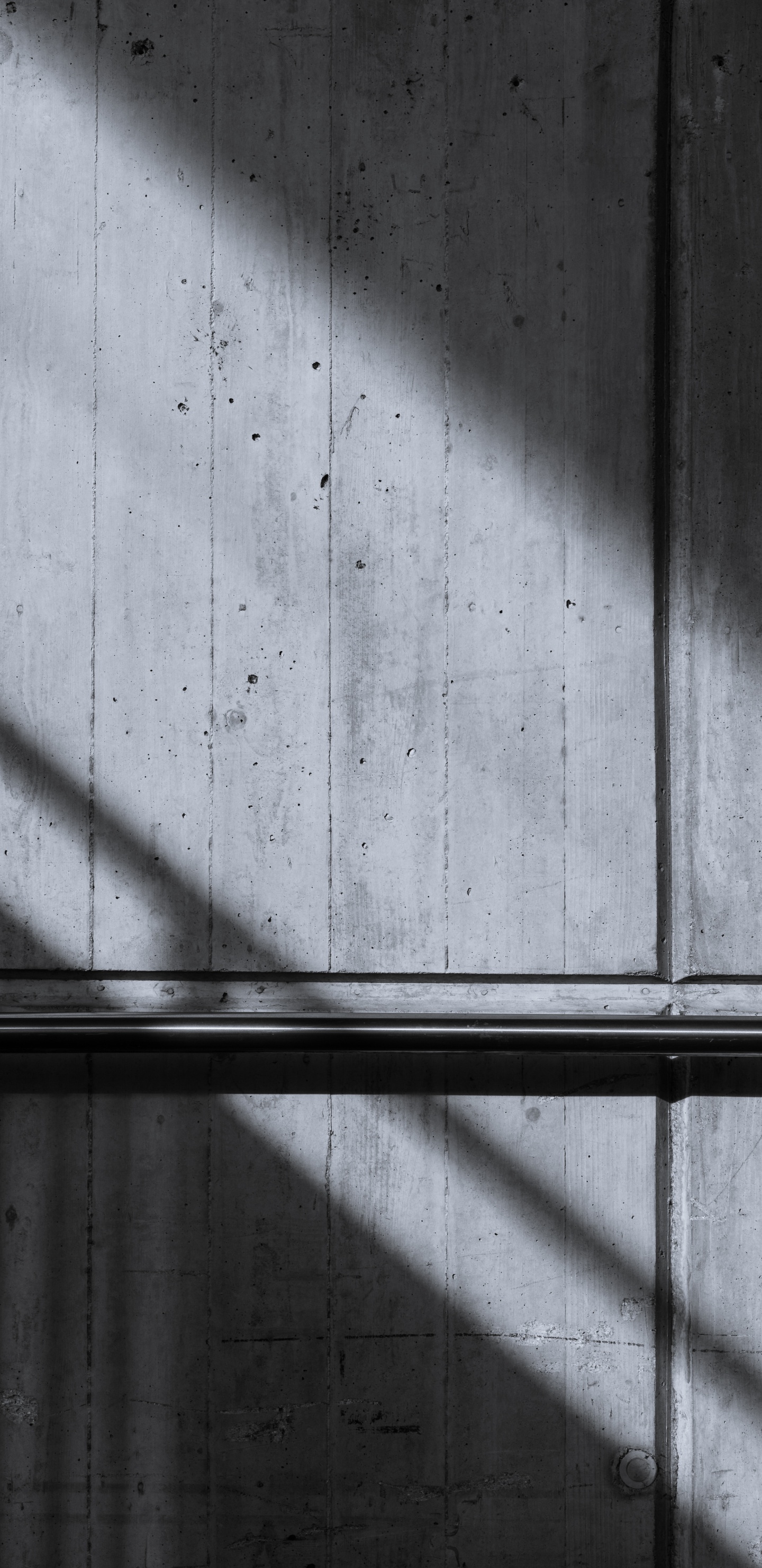 Barra de Metal Negro en la Pared de Madera Blanca. Wallpaper in 1440x2960 Resolution