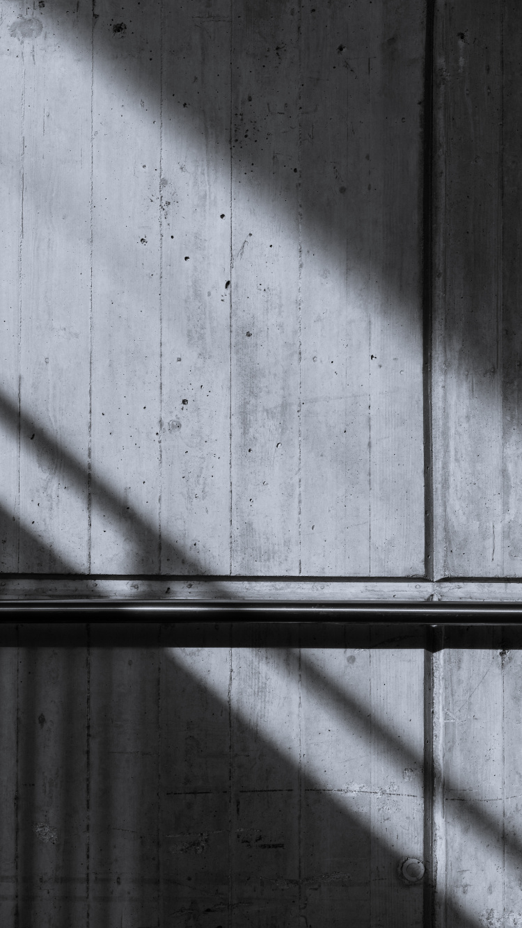 Schwarze Metallstange an Weißer Holzwand. Wallpaper in 750x1334 Resolution