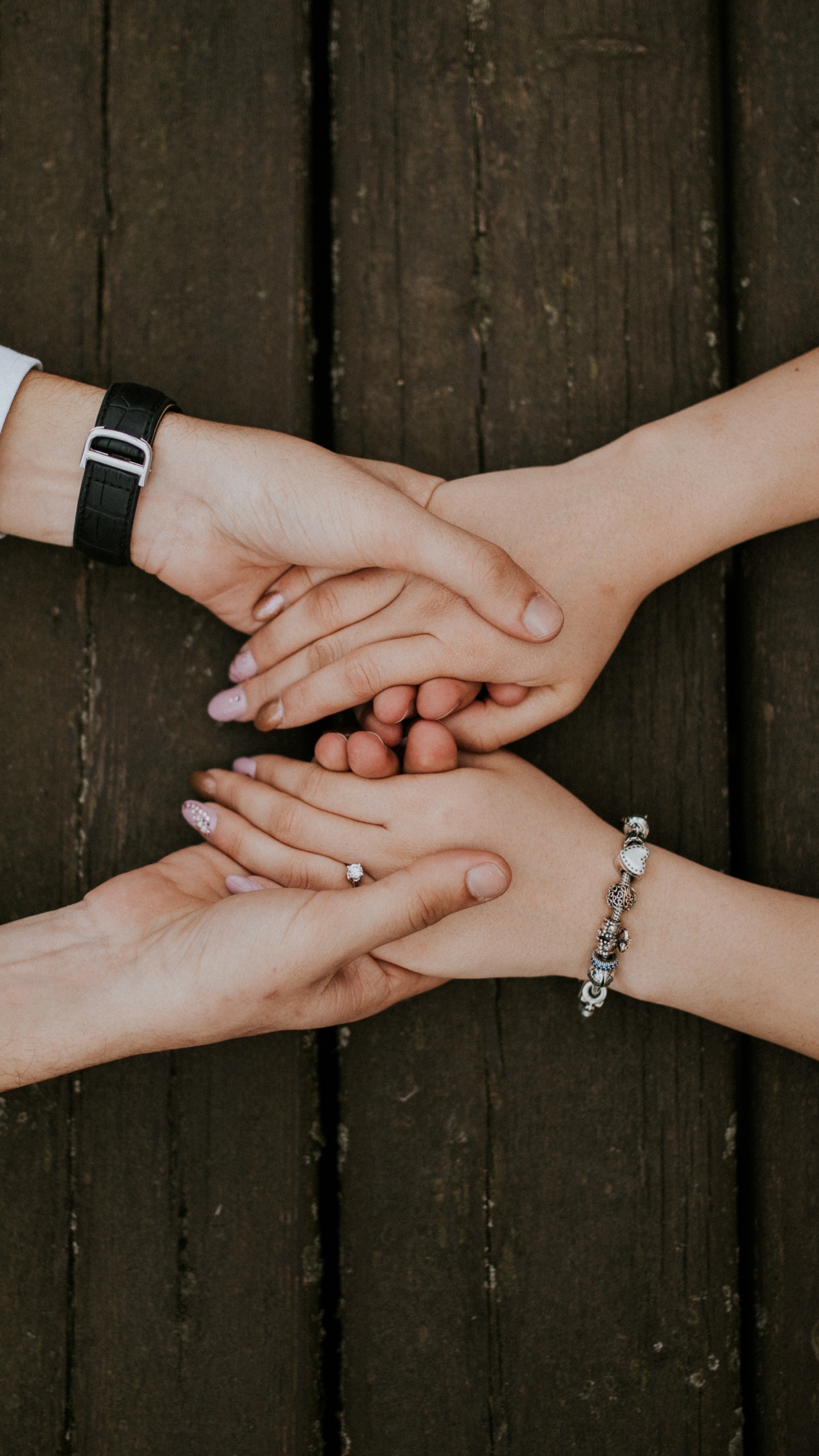 Main, Poignet, Doigt, en se Tenant Les Mains, Geste. Wallpaper in 1440x2560 Resolution