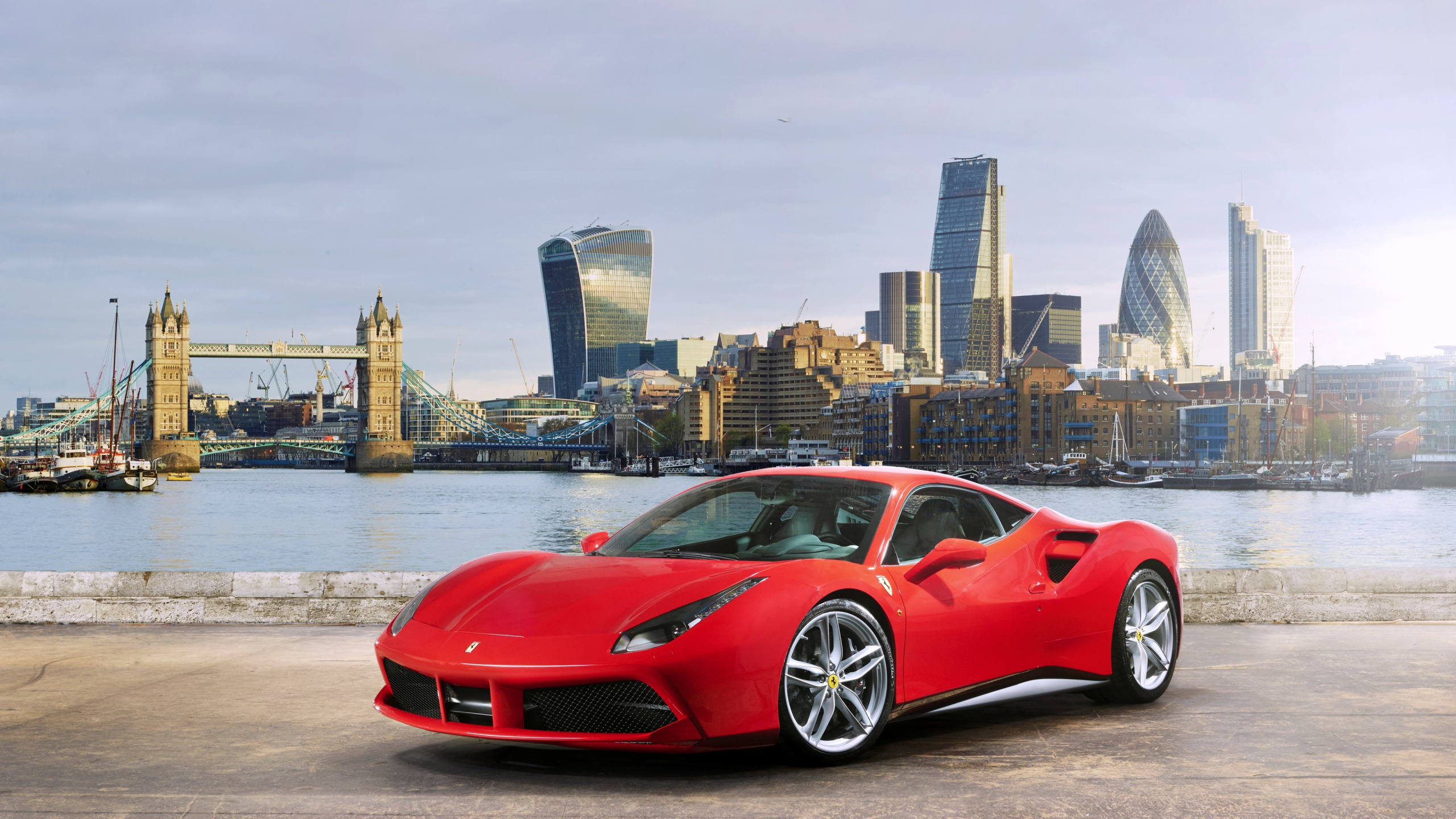 Roter Ferrari 458 Italia Auf Einer Brücke Geparkt. Wallpaper in 2560x1440 Resolution