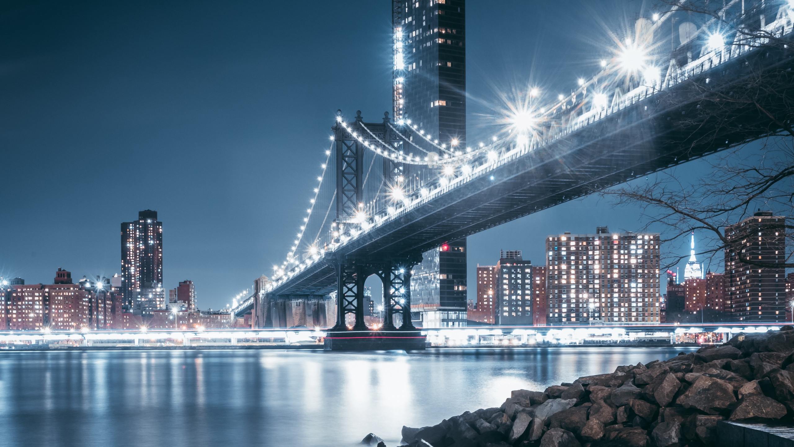 Pont Au-dessus de L'eau Pendant la Nuit. Wallpaper in 2560x1440 Resolution
