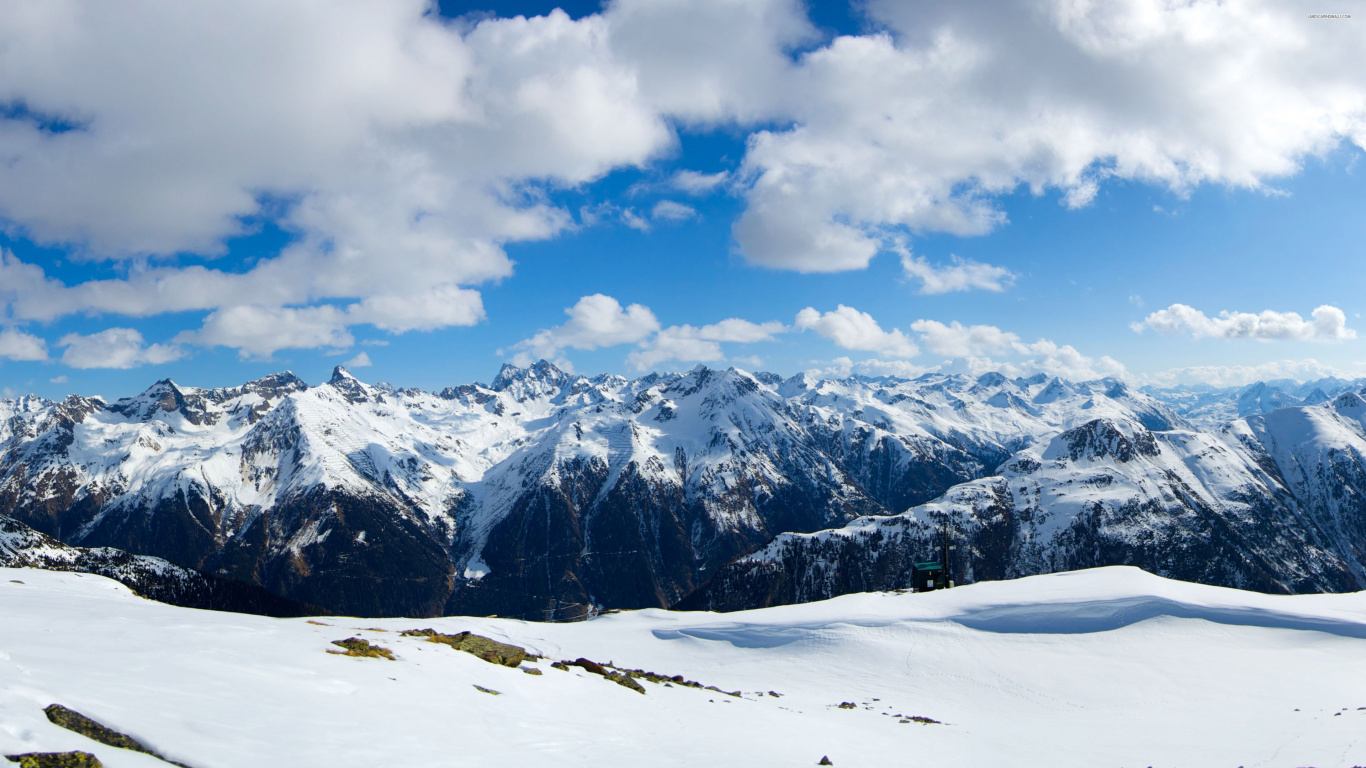 Montaña Cubierta de Nieve Bajo un Cielo Azul Durante el Día. Wallpaper in 1366x768 Resolution