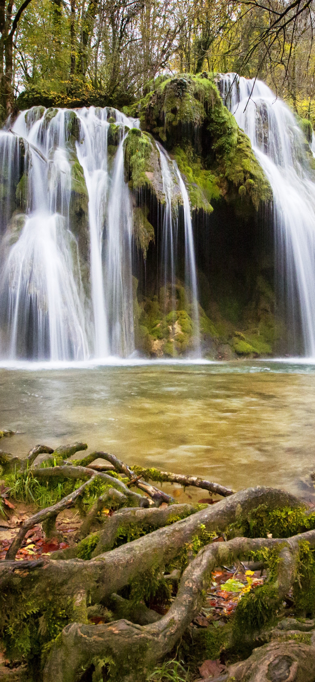 el Agua Cae Sobre Rocas Marrones. Wallpaper in 1242x2688 Resolution
