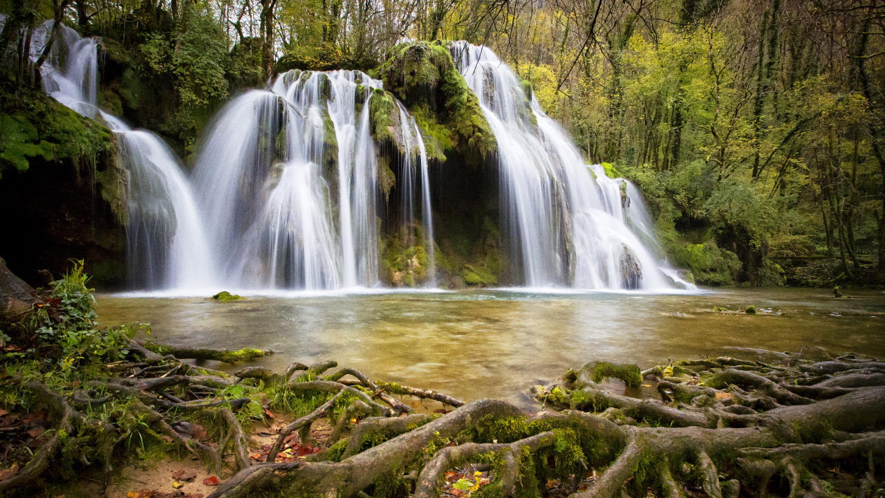 el Agua Cae Sobre Rocas Marrones. Wallpaper in 1280x720 Resolution