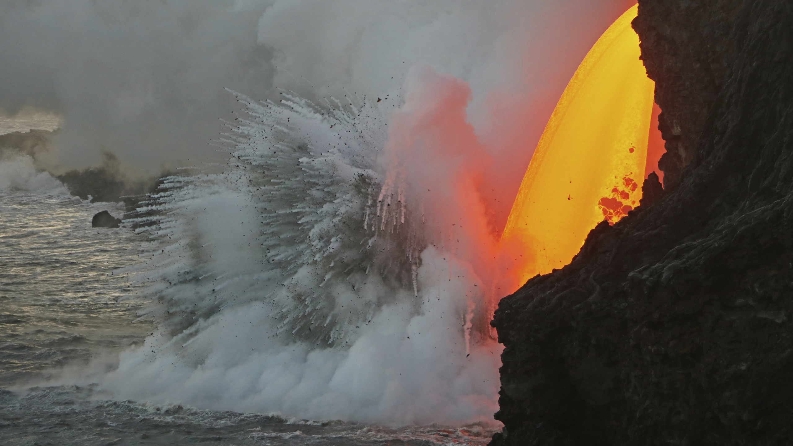 Weißer Und Gelber Rauch Auf Schwarzem Felsen. Wallpaper in 2560x1440 Resolution