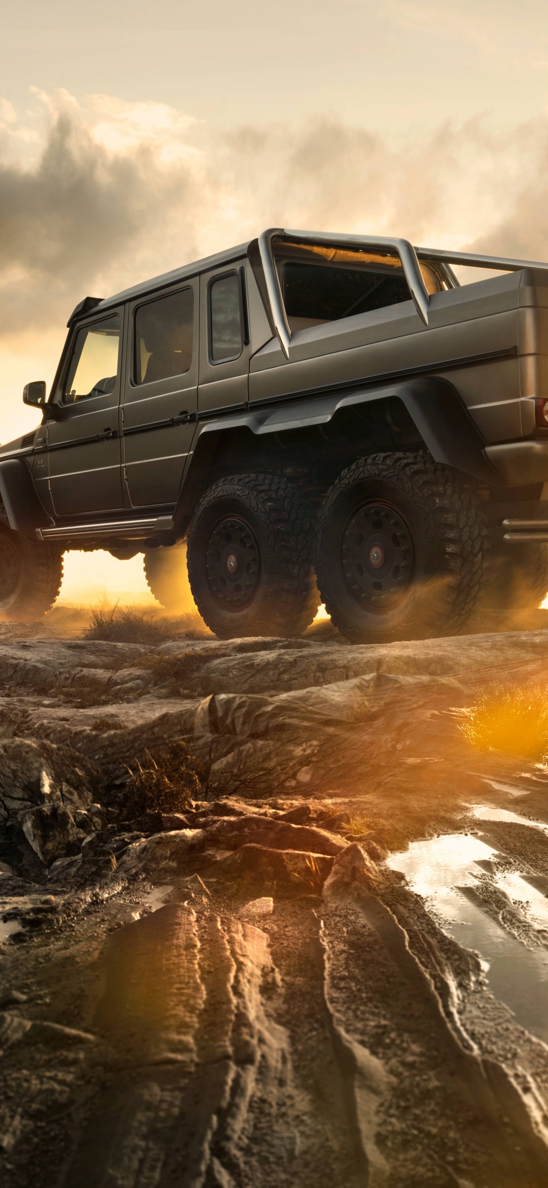 Weißer Und Schwarzer Jeep-Wrangler Auf Braunem Feld Tagsüber. Wallpaper in 1125x2436 Resolution