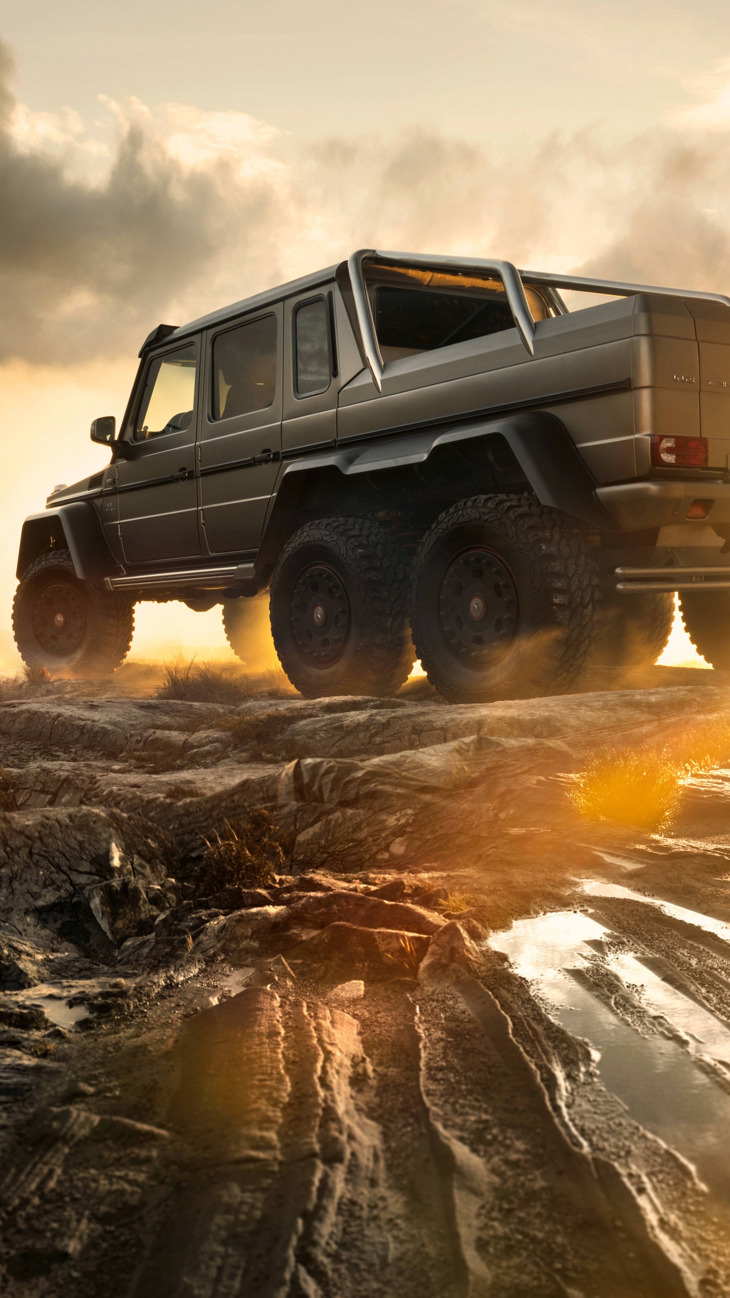 Jeep Wrangler Blanc et Noir Sur Champ Brun Pendant la Journée. Wallpaper in 1440x2560 Resolution