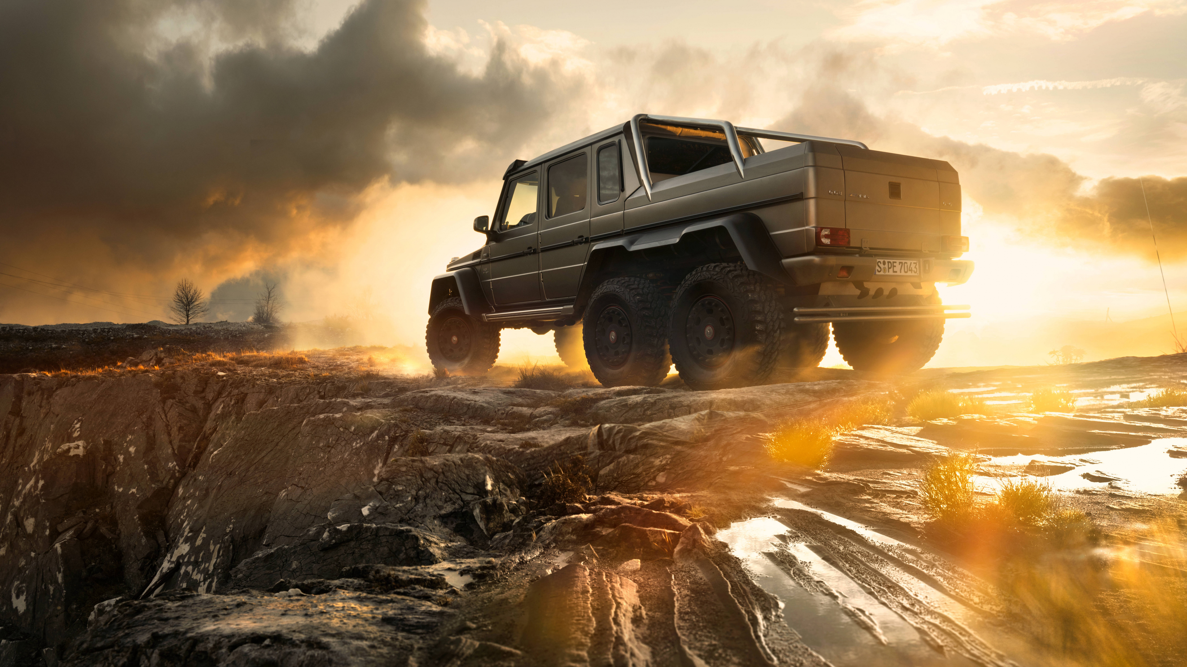 Jeep Wrangler Blanc et Noir Sur Champ Brun Pendant la Journée. Wallpaper in 3840x2160 Resolution