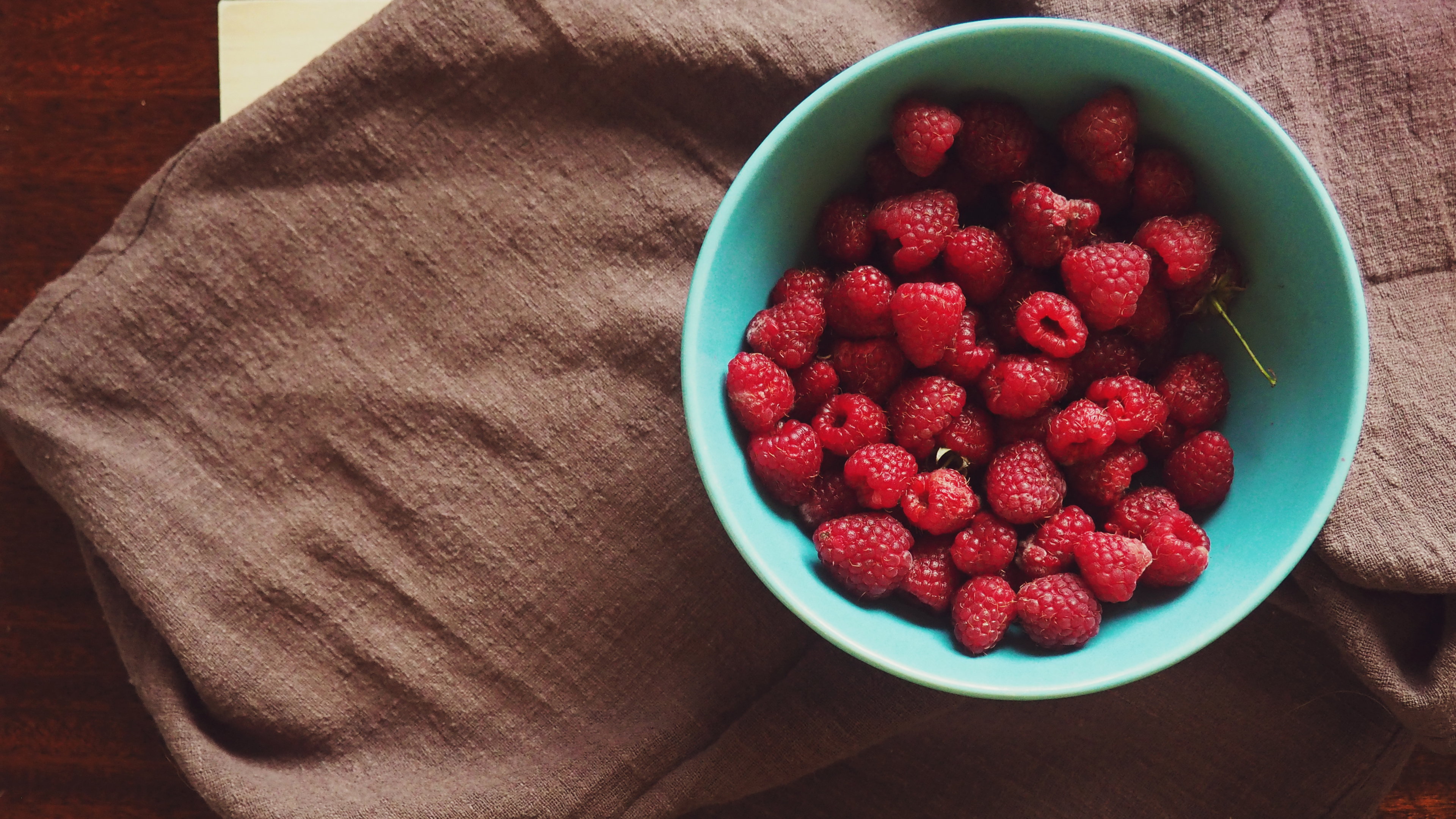 Fraises Rouges Dans un Bol en Plastique Bleu. Wallpaper in 3840x2160 Resolution