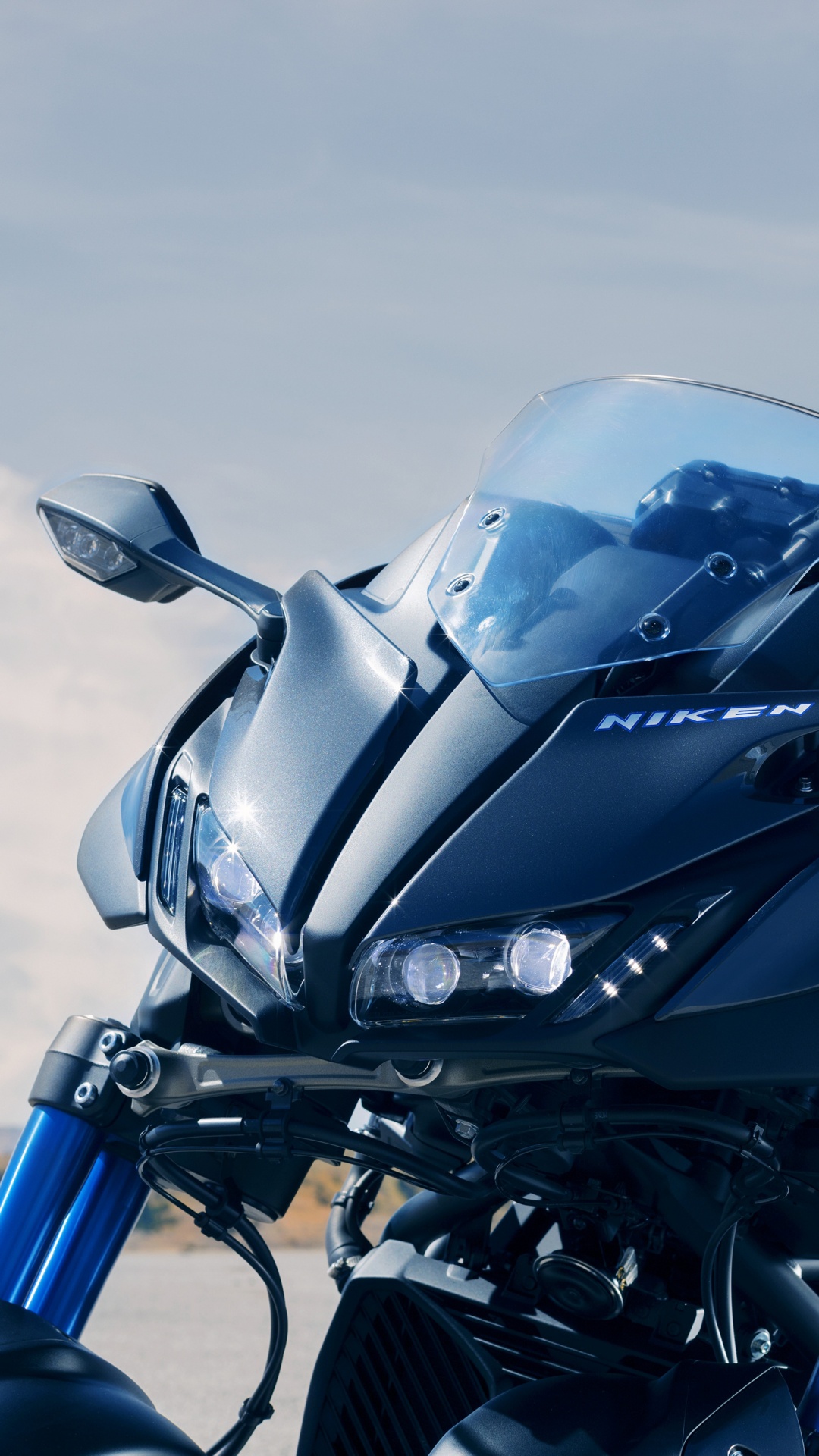 Schwarzes Motorrad Auf Braunem Sand. Wallpaper in 1080x1920 Resolution