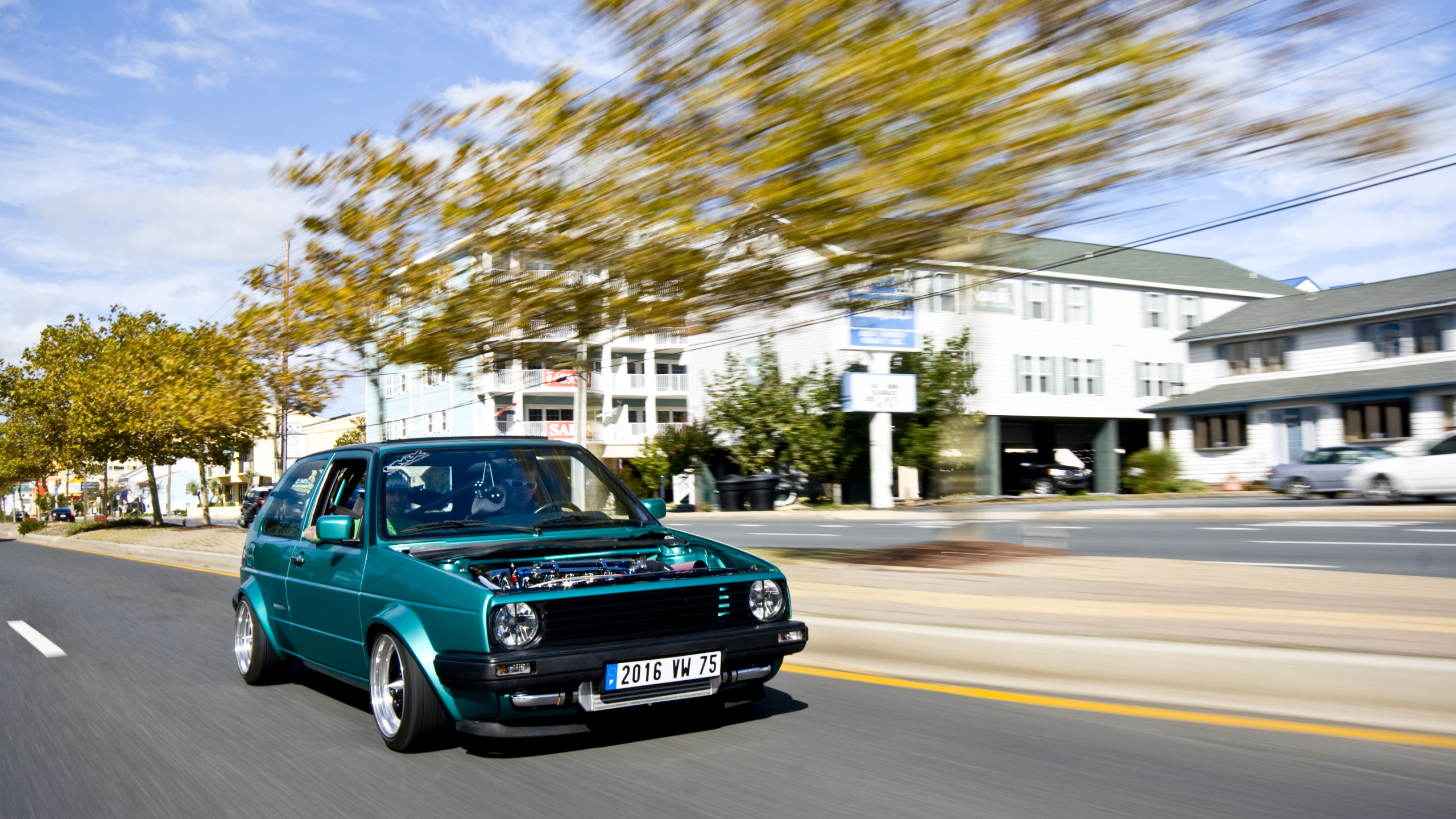 Blauer Volkswagen Golf Tagsüber Unterwegs Road. Wallpaper in 2560x1440 Resolution