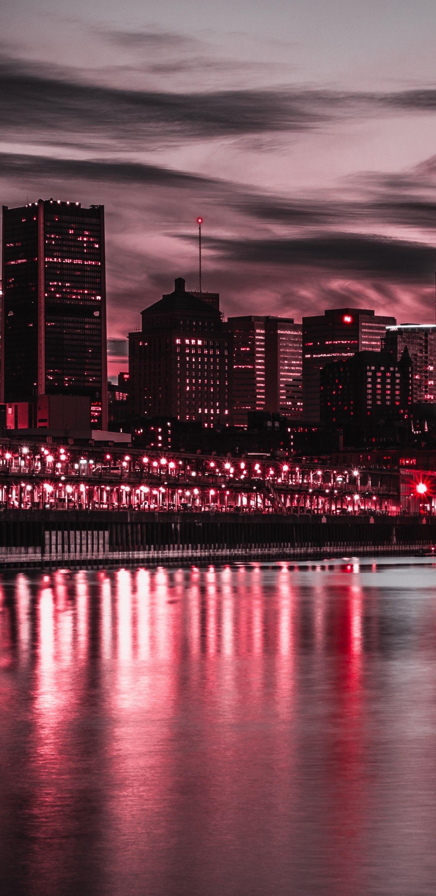 Horizon de la Ville à Travers le Plan D'eau Pendant la Nuit. Wallpaper in 1440x2960 Resolution