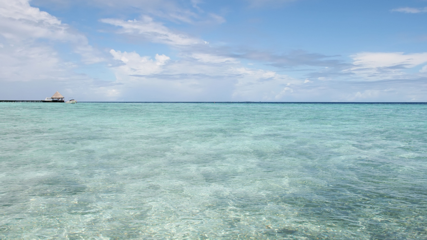 Cielo Azul y Nubes Blancas Sobre el Mar. Wallpaper in 1366x768 Resolution