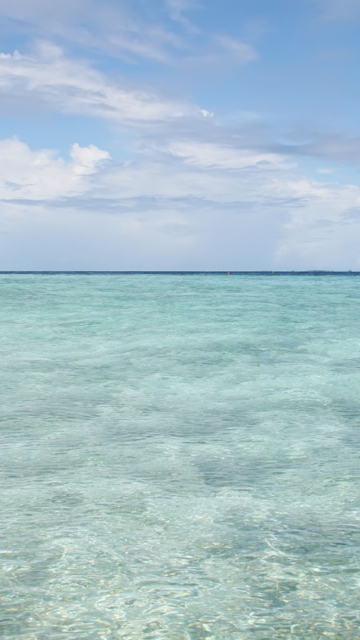 Blue Sky and White Clouds Over The Sea. Wallpaper in 720x1280 Resolution