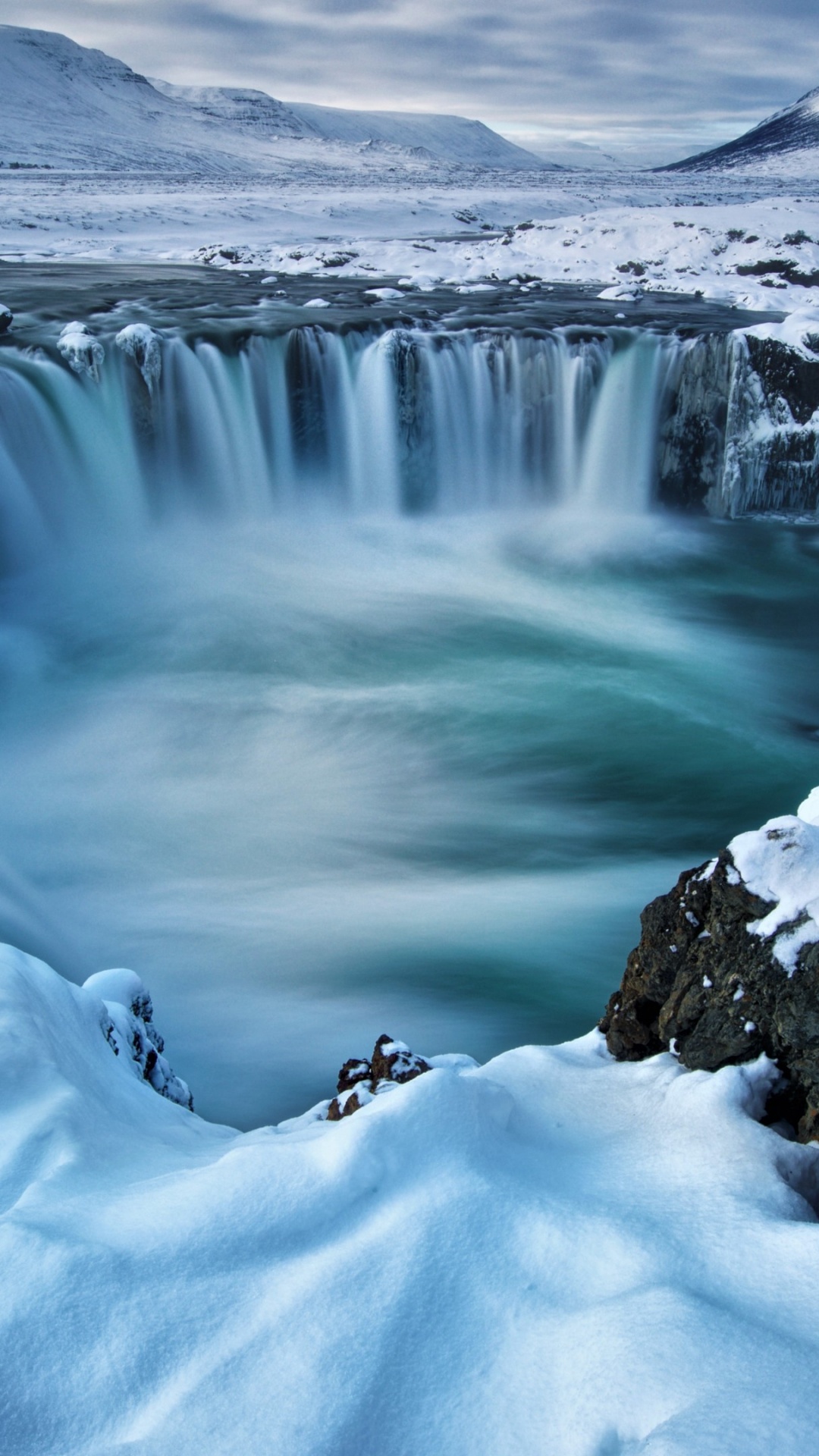 El Agua Cae Sobre la Montaña Rocosa Durante el Día.. Wallpaper in 1080x1920 Resolution