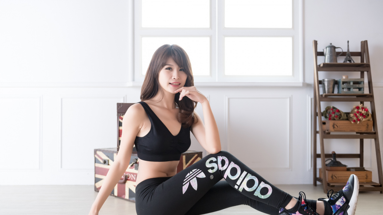 Femme en Soutien-gorge de Sport Noir et Leggings Noirs Assis Sur le Sol. Wallpaper in 1280x720 Resolution