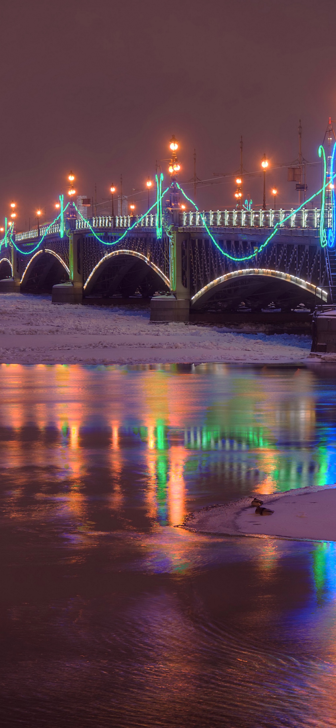Pont Bleu Au-dessus de L'eau Pendant la Nuit. Wallpaper in 1125x2436 Resolution
