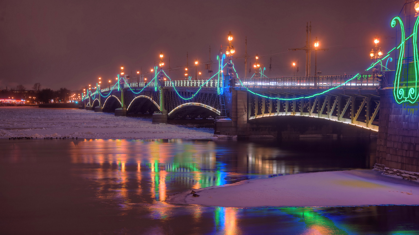 Pont Bleu Au-dessus de L'eau Pendant la Nuit. Wallpaper in 1366x768 Resolution