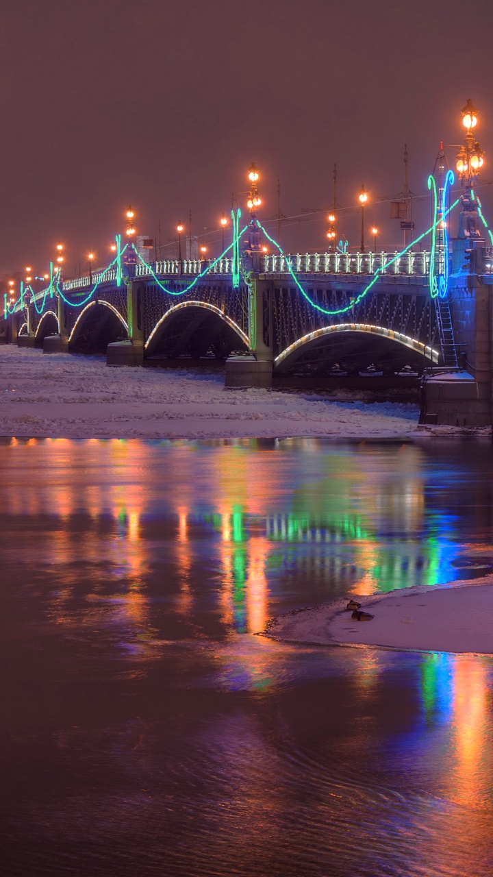 Pont Bleu Au-dessus de L'eau Pendant la Nuit. Wallpaper in 720x1280 Resolution