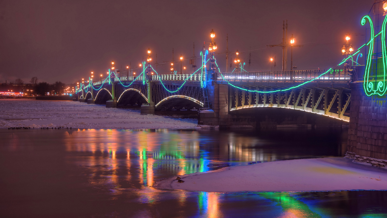 Blaue Brücke Über Wasser Während Der Nacht Night. Wallpaper in 1280x720 Resolution
