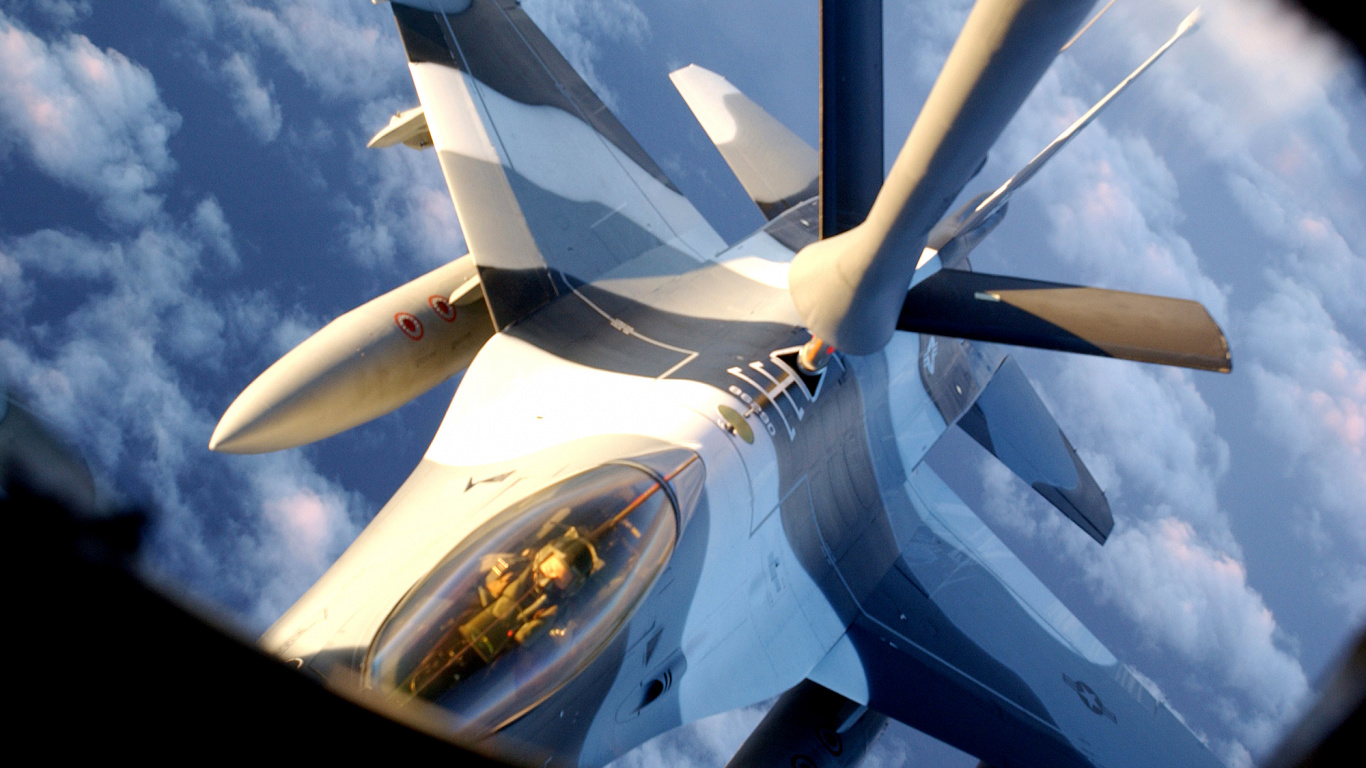 Weißes Und Schwarzes Düsenflugzeug. Wallpaper in 1366x768 Resolution