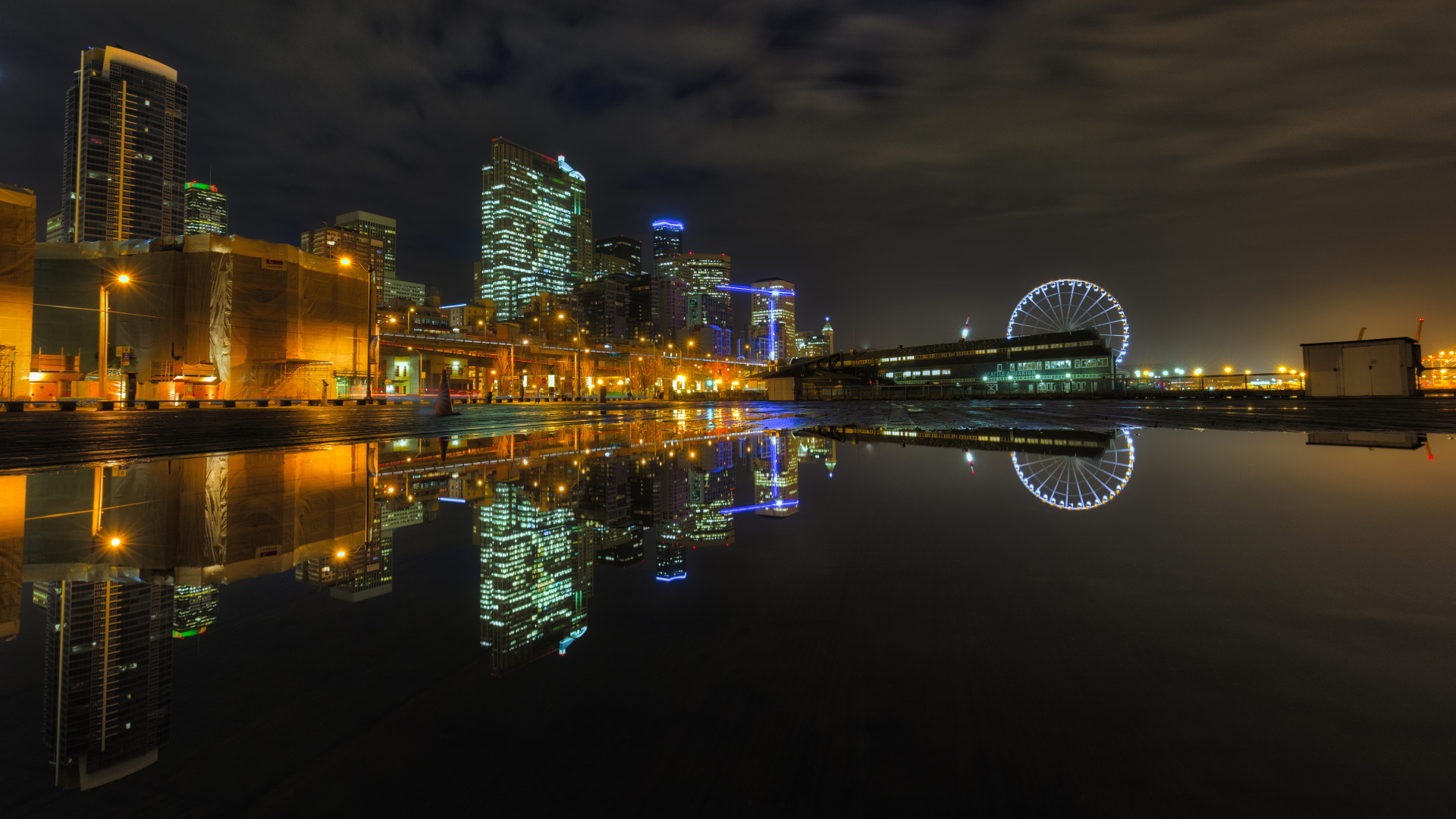 Horizon de la Ville à Travers le Plan D'eau Pendant la Nuit. Wallpaper in 1920x1080 Resolution