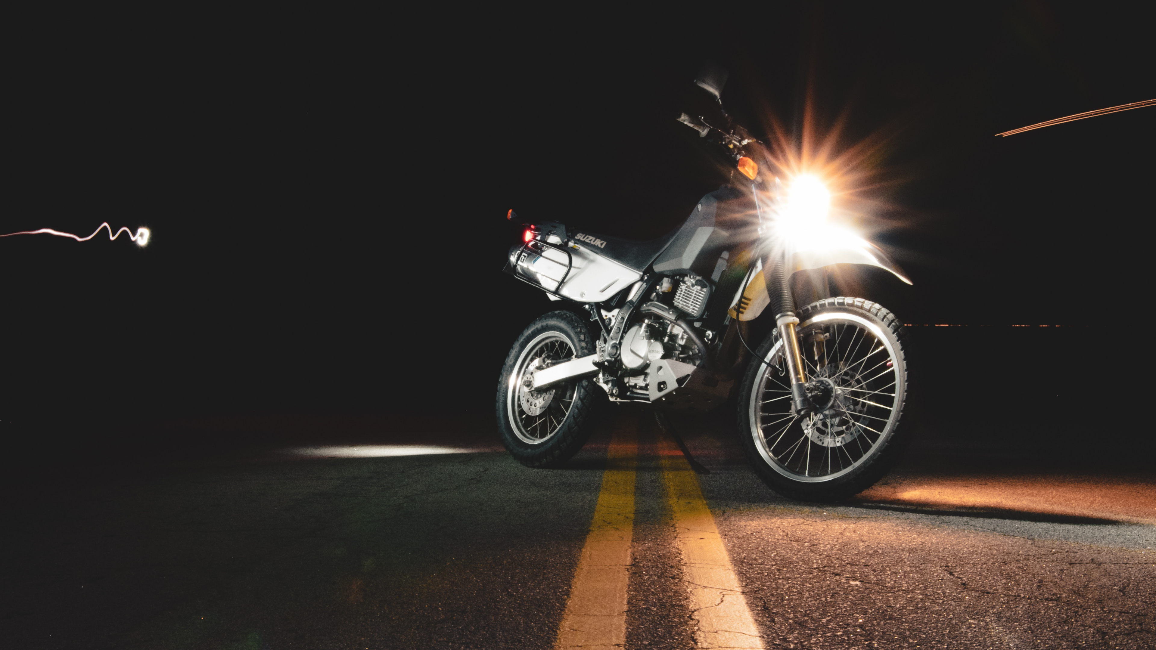 Schwarzes Und Silbernes Motorrad Unterwegs Während Der Nacht. Wallpaper in 3840x2160 Resolution