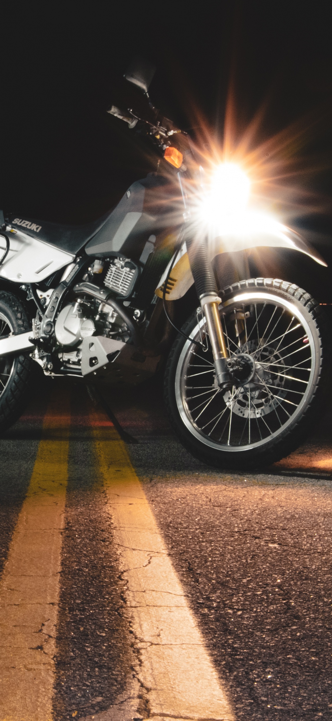 Motocicleta Negra y Plateada en la Carretera Durante la Noche. Wallpaper in 1125x2436 Resolution