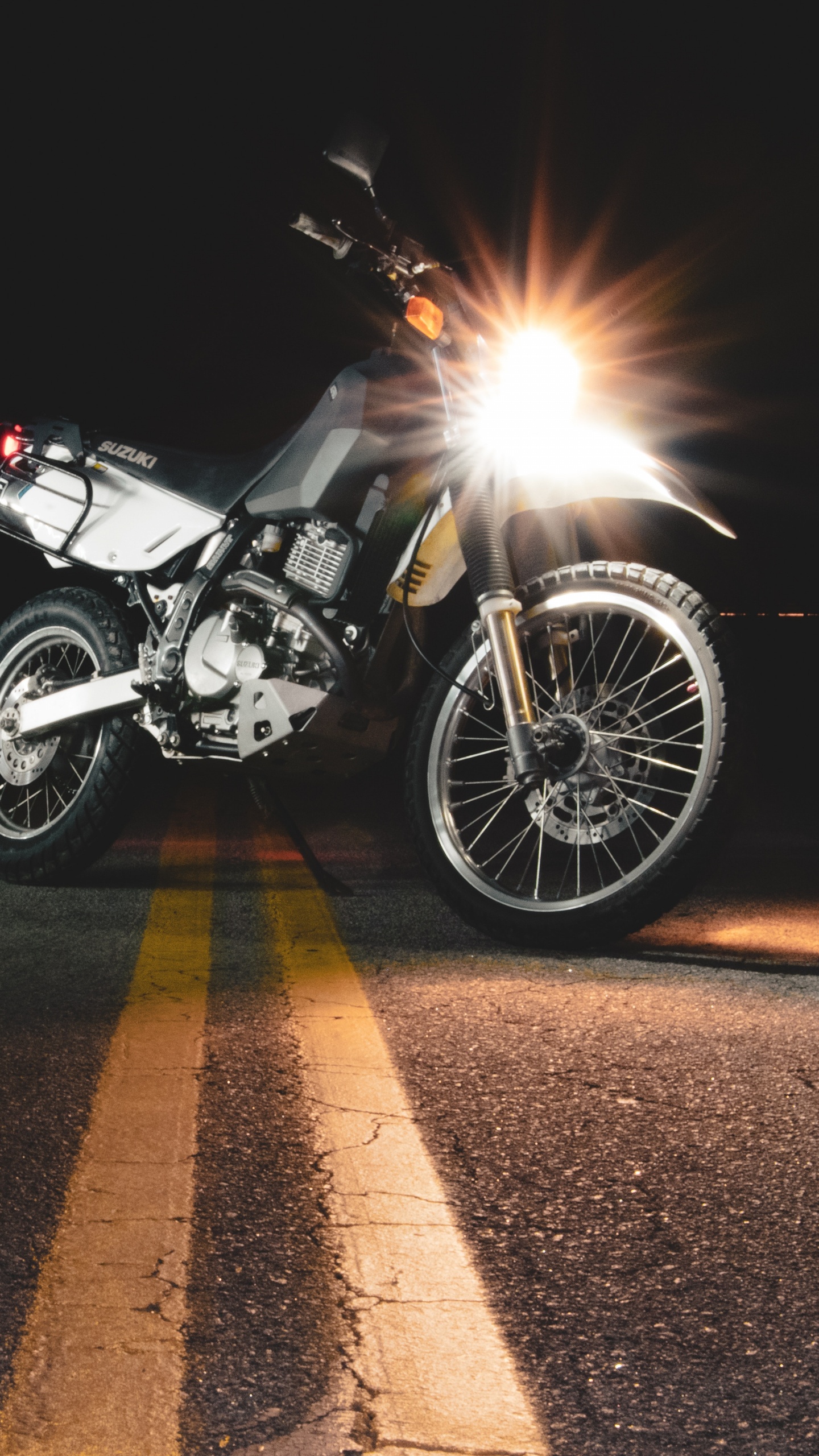 Motocicleta Negra y Plateada en la Carretera Durante la Noche. Wallpaper in 1440x2560 Resolution