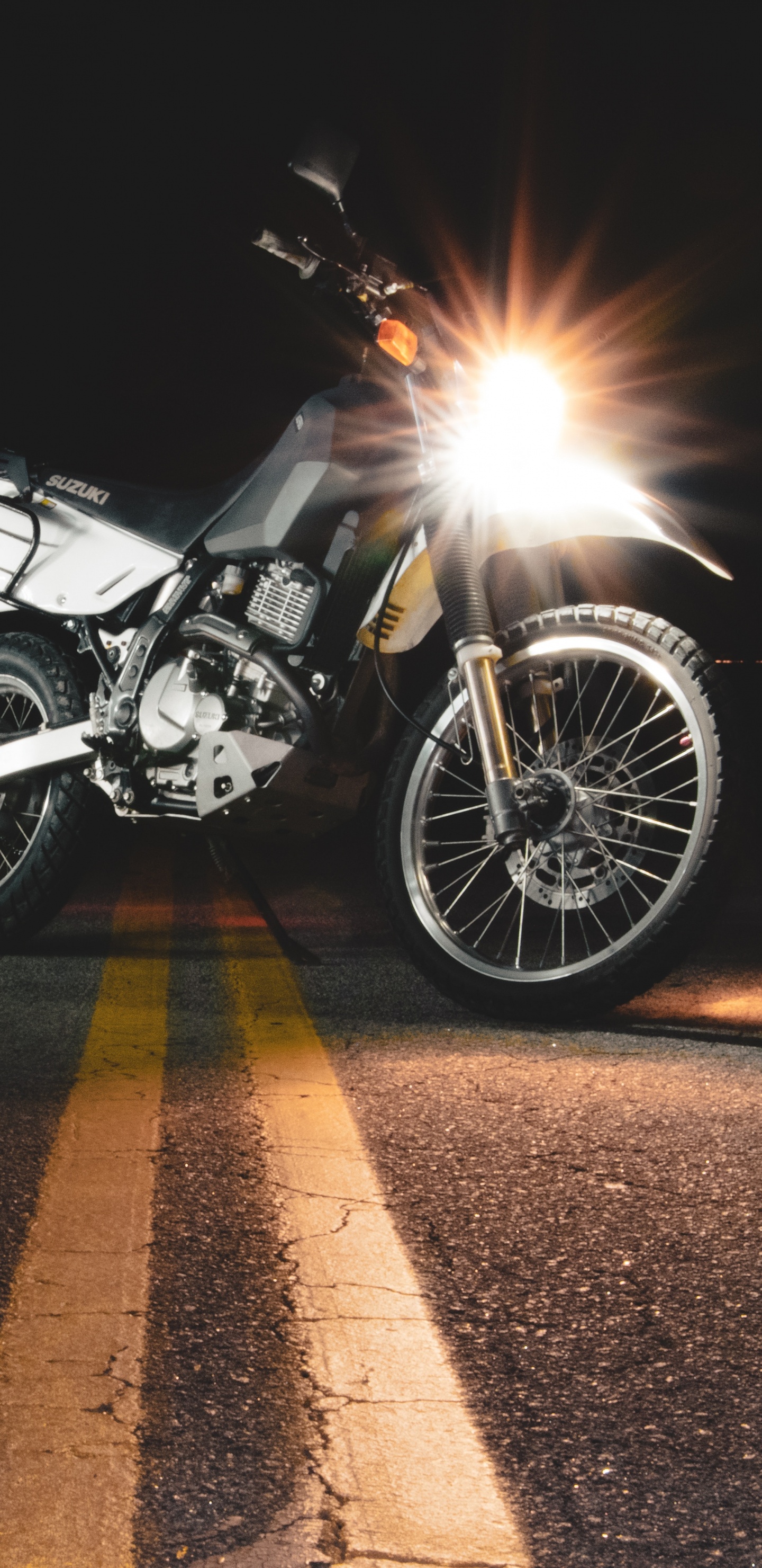 Motocicleta Negra y Plateada en la Carretera Durante la Noche. Wallpaper in 1440x2960 Resolution