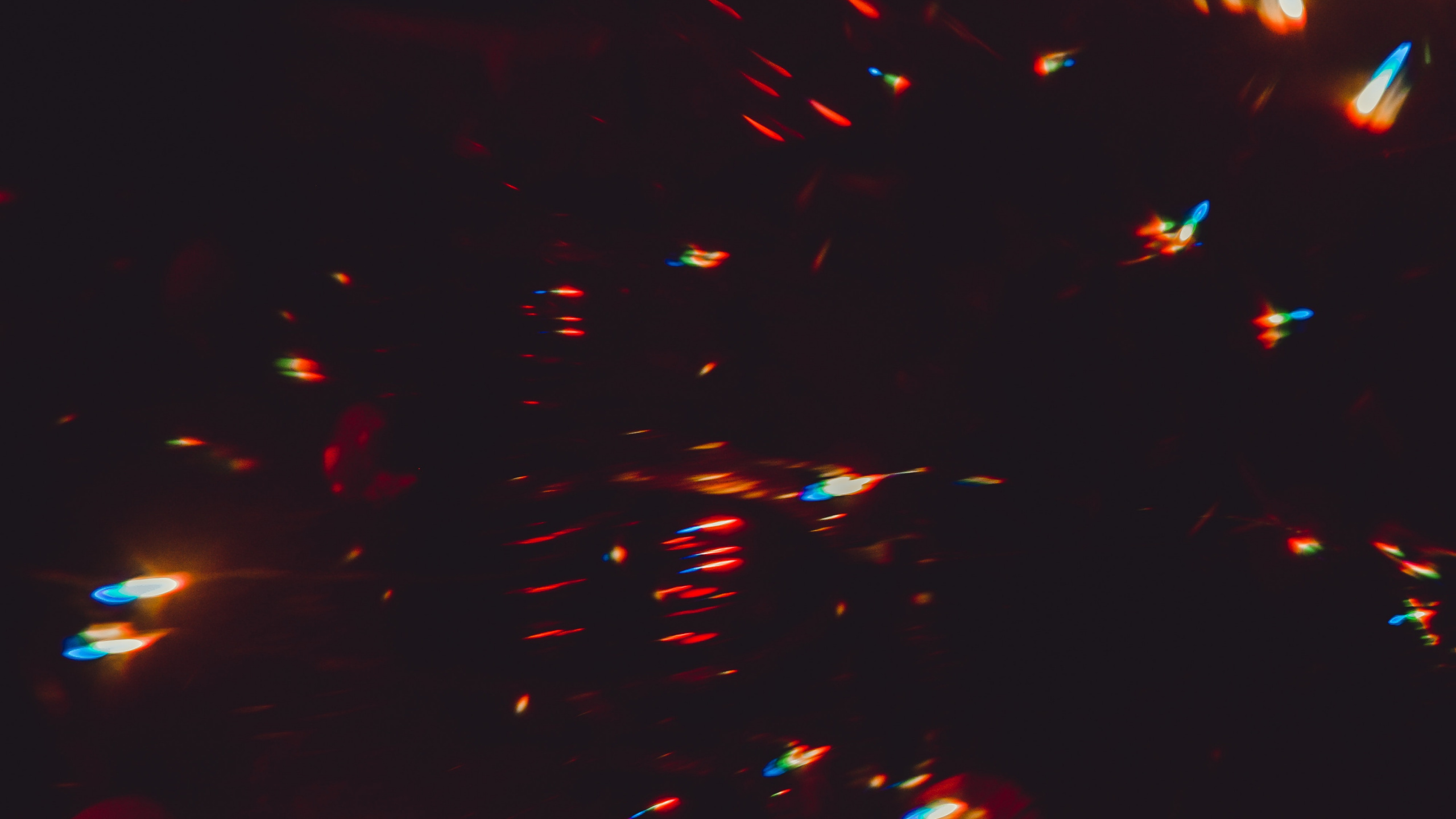 Rotes Und Gelbes Feuerwerk Während Der Nacht. Wallpaper in 2560x1440 Resolution