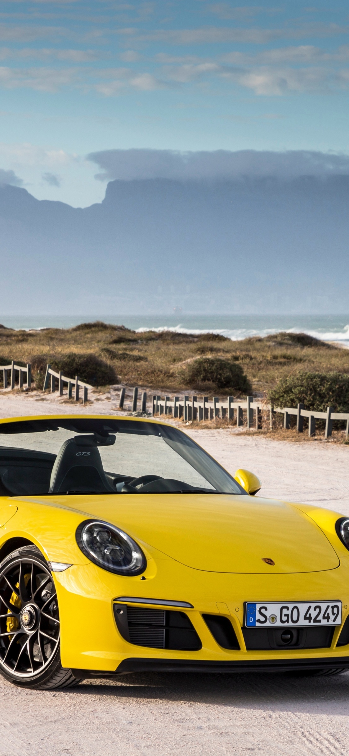 Gelber Ferrari 458 Italia am Strand Tagsüber On. Wallpaper in 1125x2436 Resolution